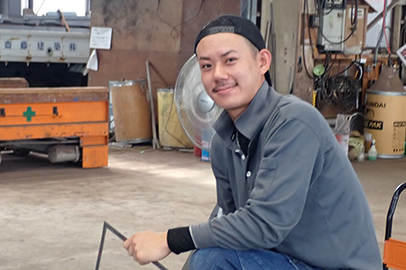 工場で笑顔を見せる遠藤さん